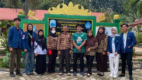 Mahasiswa KKN Berdiskusi