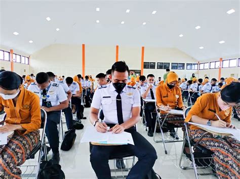 Mahasiswa Ujian