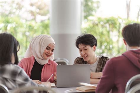 Mahasiswa berdiskusi