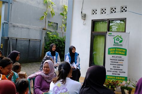 Mahasiswa berdiskusi program KKN dengan warga