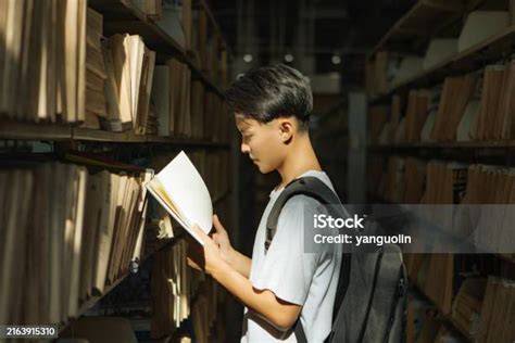 Mahasiswa di Perpustakaan