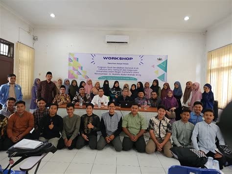 Mahasiswa mengikuti workshop