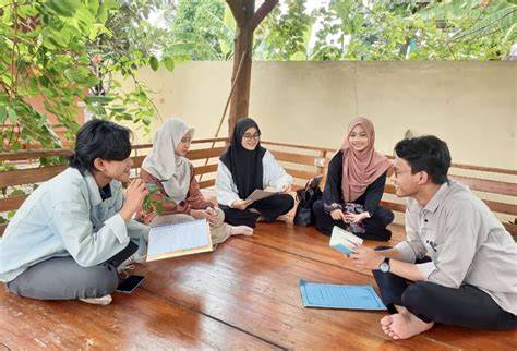 Mahasiswa sedang berdiskusi