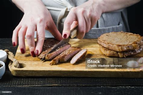Memotong Steak