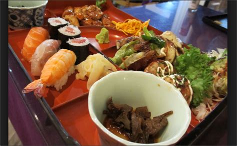 Mencoba Masakan Jepang Bersama-sama