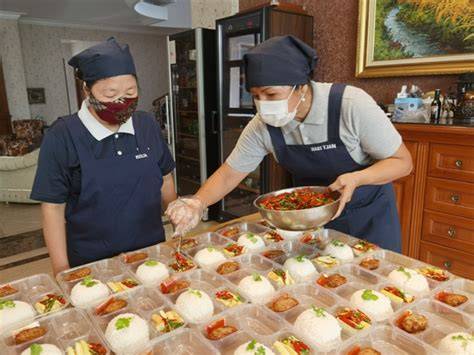 Menyiapkan Makanan Catering
