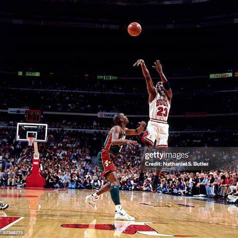 Michael Jordan melakukan dive shot