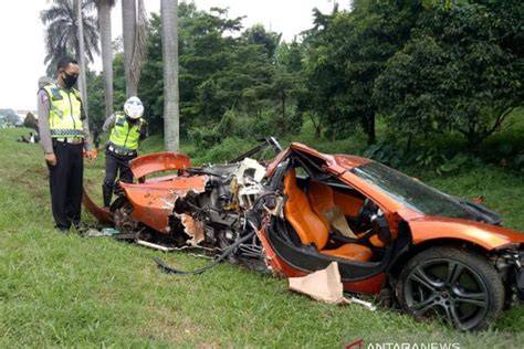 Mobil Mewah Kecelakaan