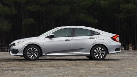 Mobil RWD Sedan