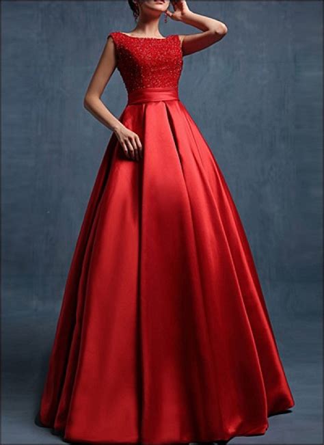 Model Gaun Pesta Merah Marun