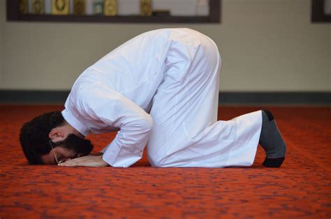 Muslim performing sholat