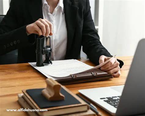 Notaris sedang bekerja
