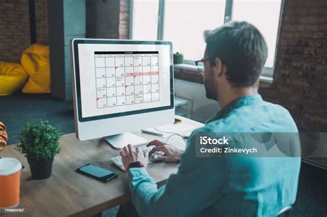 Ilustrasi Orang Melihat Kalender