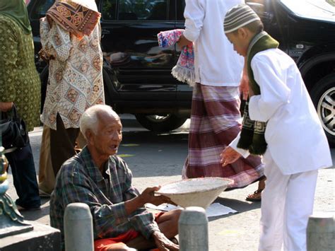 Orang Memberi Sedekah