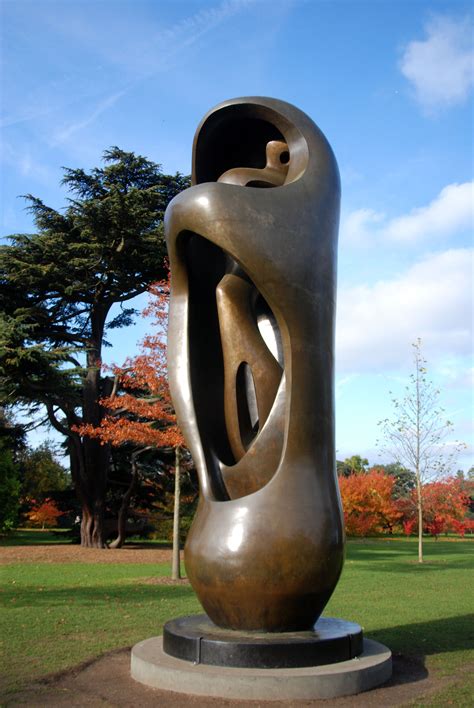 Patung karya Henry Moore
