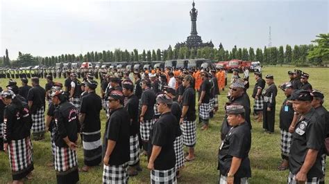 Pecalang bertugas