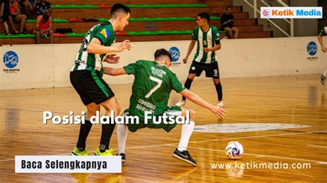 Pemain futsal sedang bertanding