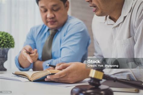 Pengacara Berdiskusi