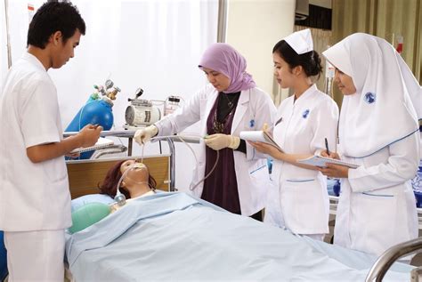 Perawat Sedang Merawat Pasien