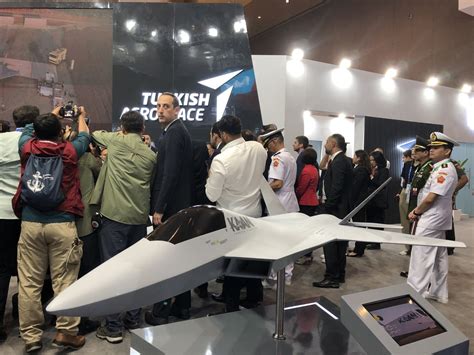 Prabowo dan jet tempur KAAN di Indo Defence 2024