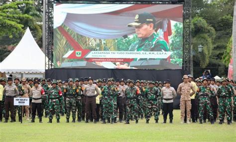 Praja IPDN sedang latihan