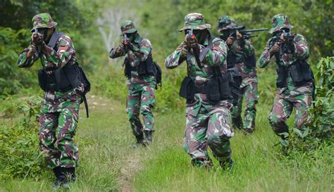 Prajurit TNI sedang berdiskusi