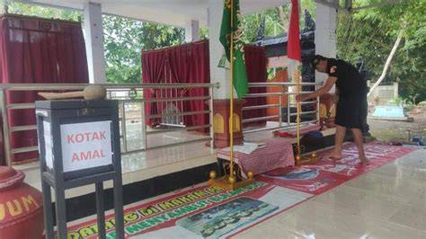 Ritual membersihkan makam