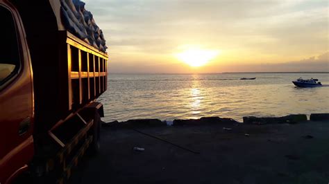 Senja di Ujung Rel