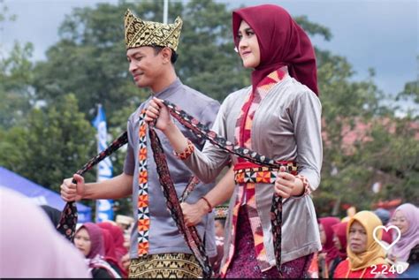 Simbol Keakraban dan Kekinian