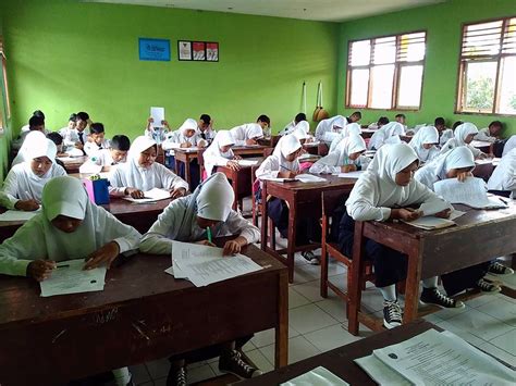 Siswa kelas 5 yang sedang mengerjakan soal tema 1 Indonesia