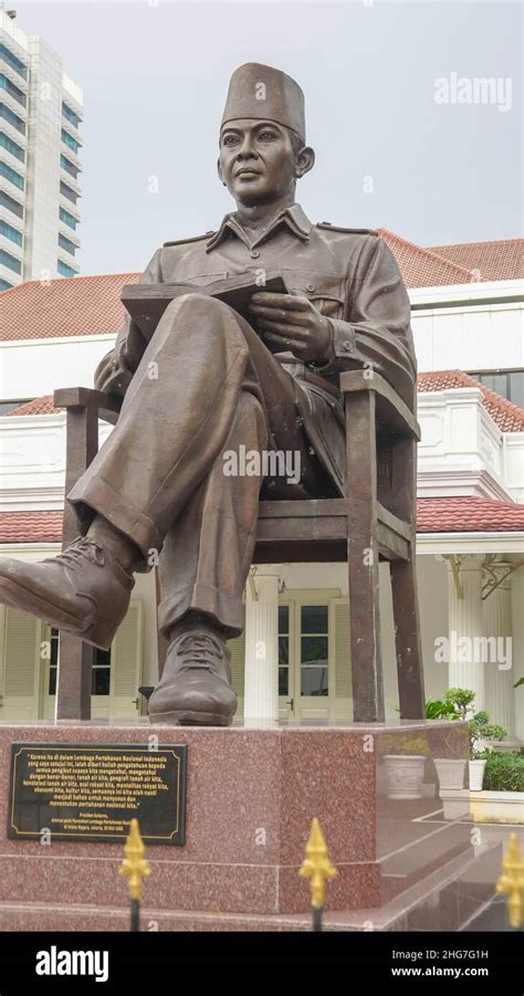 Soekarno statue