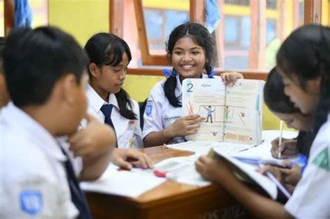 Students learning Kurikulum Merdeka