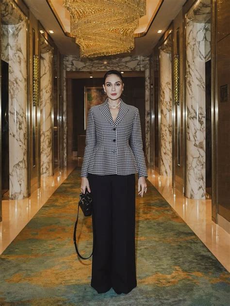 Gaya Luna Maya dengan Blazer