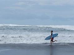 Surfing di Pantai Parangtritis