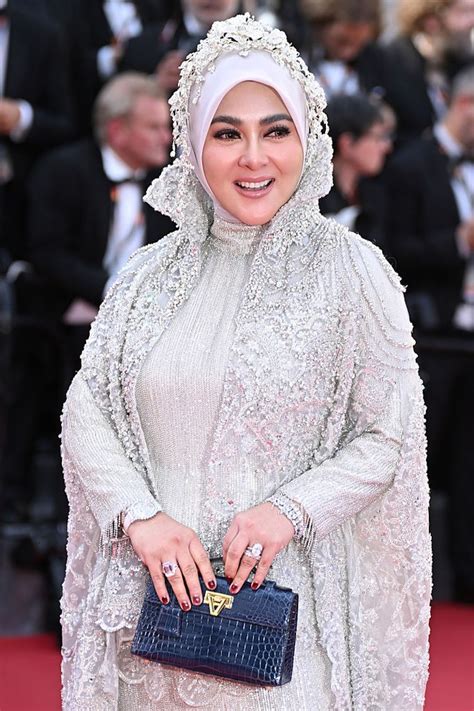 Syahrini Glamour Style
