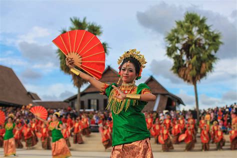 Tari Pakarena, sering diiringi lagu daerah Makassar