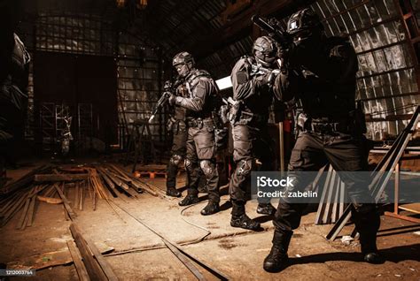 Tim SWAT beraksi di jalan