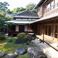 Rumah tradisional Jepang dengan latar belakang gunung yang mempesona