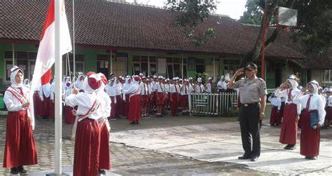 Upacara Bendera Anak SD