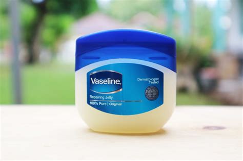 Manfaat Vaseline Repairing Jelly untuk Melembabkan Bulu Mata