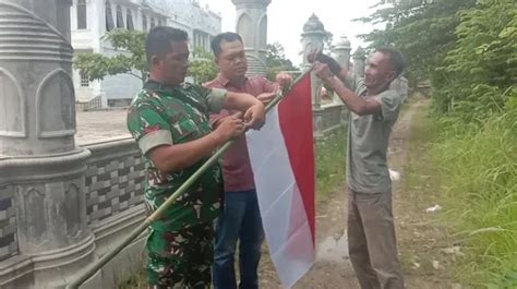 Ilustrasi Warga Memasang Bendera