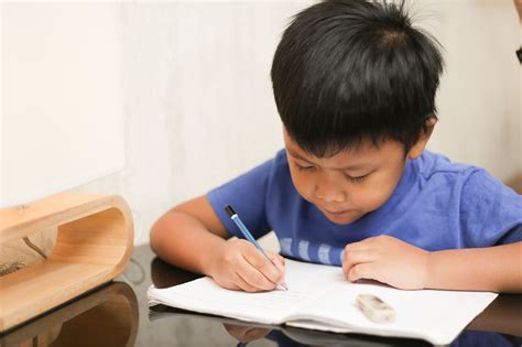 anak belajar serius