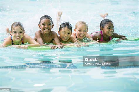 anak berenang
