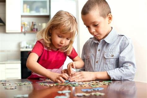 anak bermain puzzle