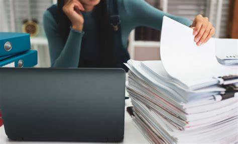 auditor sedang bekerja