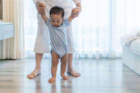 bayi belajar jalan