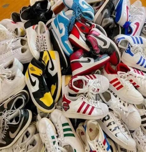 Membeli sepatu New Balance dari toko resmi