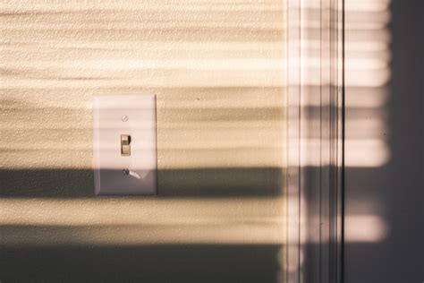 can a light switch turn on by itself