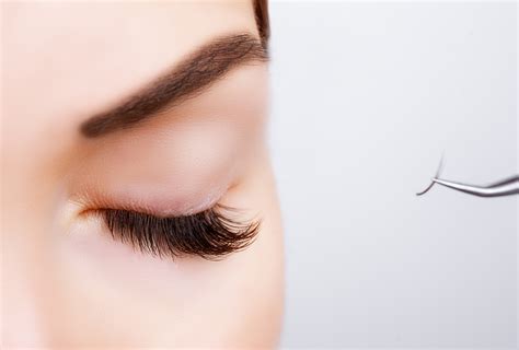 can an eyelash get stuck in back of eye