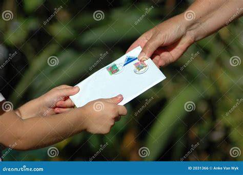 Anak menerima surat